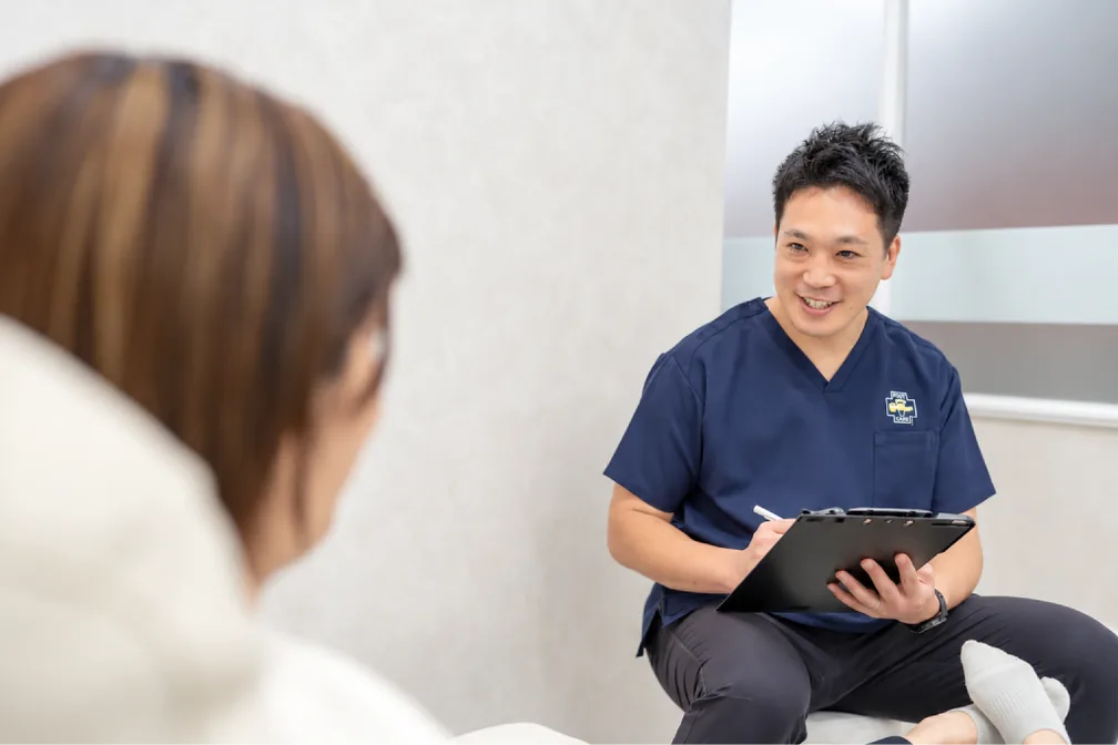 来院者の話を聞くスタッフ