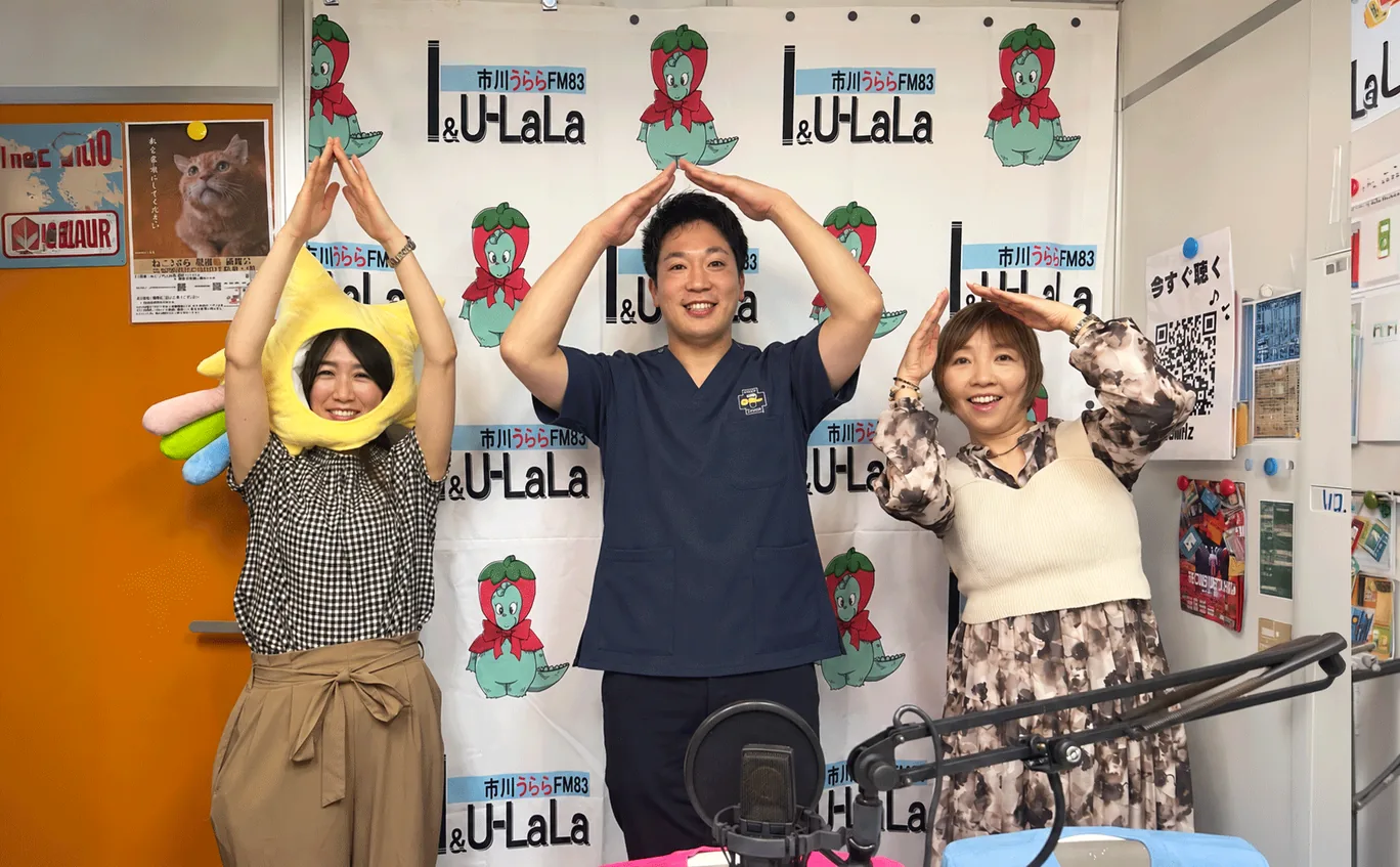 市川うららFMのスタジオでの記念撮影