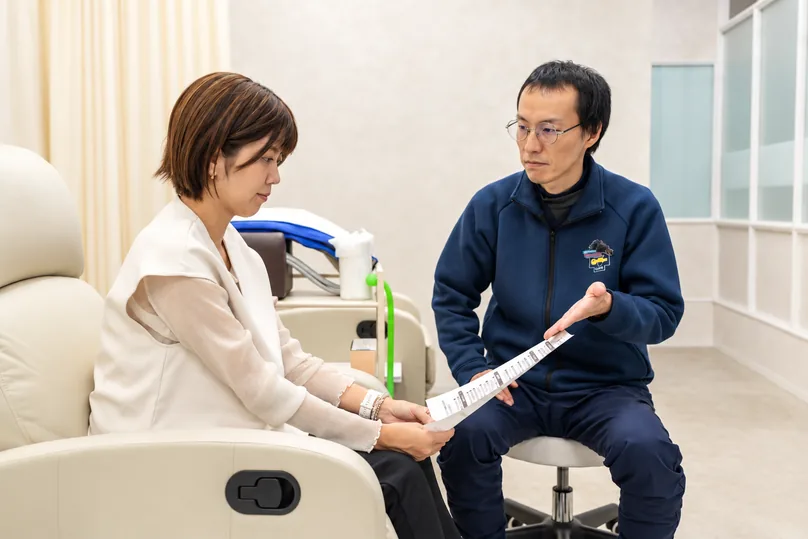 ご自宅でのケア方法を説明する様子